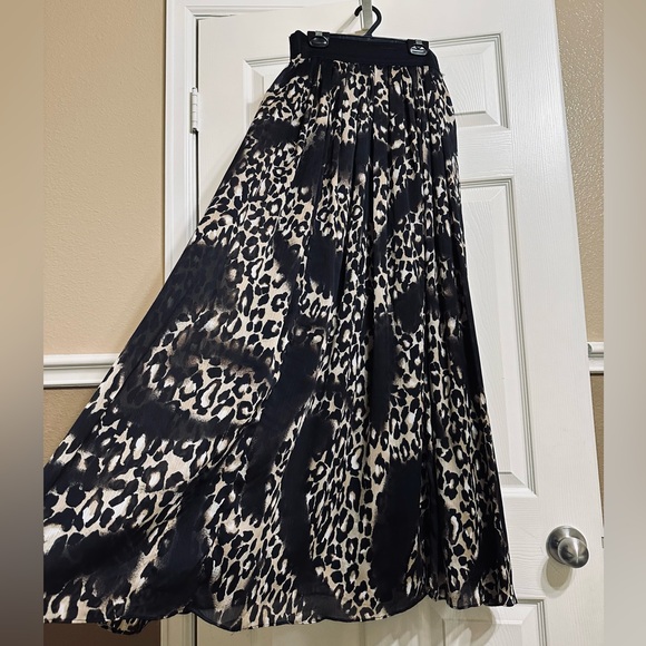 White House Black Market Leopard Skirt 🖤 - Picture 4 of 12